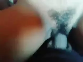 उसके पसीने की उंगलियों के साथ उसके सेक्सी पिक्चर फुल एचडी में नाक पोंछते हुए