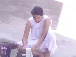वह अपने युवा डिक की सवारी का आनंद लेती फुल सेक्सी हिंदी में है